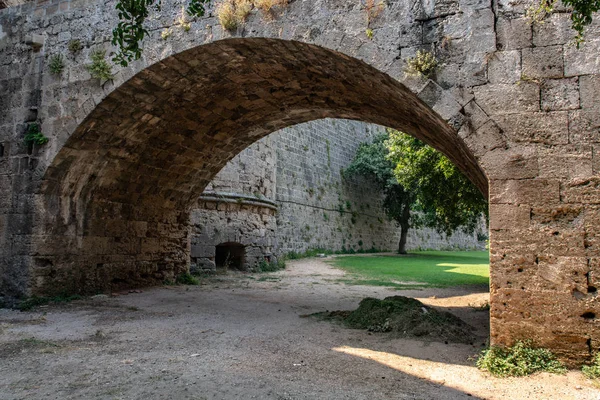 Eski kentin duvar boyunca savunma hendek — Stok fotoğraf