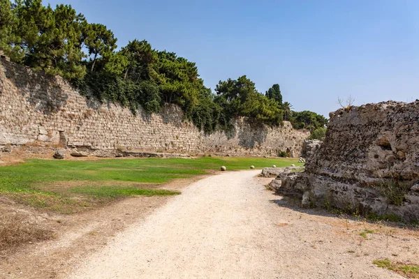 Αμυντικό χαντάκι κατά μήκος του τείχους της παλιάς πόλης — Φωτογραφία Αρχείου