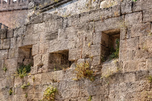 Defensieve sloot langs de muur van de oude stad — Stockfoto