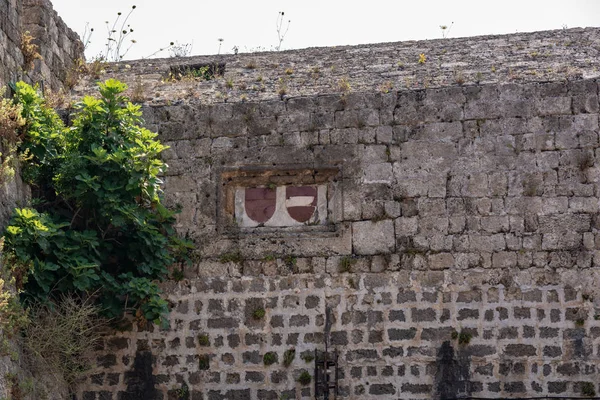 Defensivt dike längs muren i gamla stan — Stockfoto