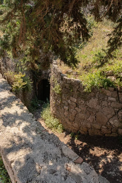 Αμυντικό χαντάκι κατά μήκος του τείχους της παλιάς πόλης — Φωτογραφία Αρχείου