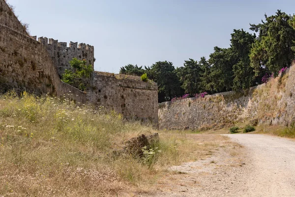 Αμυντικό χαντάκι κατά μήκος του τείχους της παλιάς πόλης — Φωτογραφία Αρχείου