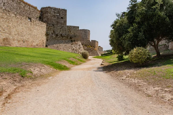 Αμυντικό χαντάκι κατά μήκος του τείχους της παλιάς πόλης — Φωτογραφία Αρχείου