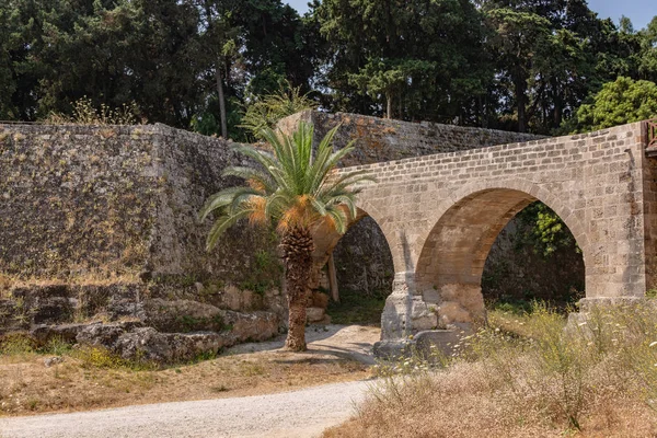 Αμυντικό χαντάκι κατά μήκος του τείχους της παλιάς πόλης — Φωτογραφία Αρχείου