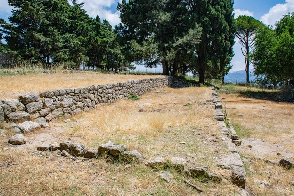 Rozvaliny starověkých chrámů na kopci Filerimos — Stock fotografie