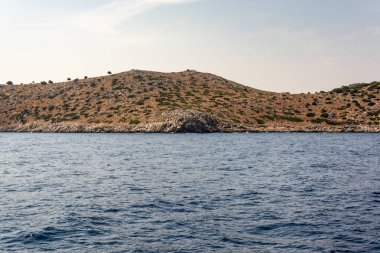 Symi adasının kıyısı boyunca tekne gezisi