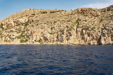 Symi adasının kıyısı boyunca tekne gezisi