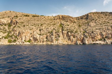 Symi adasının kıyısı boyunca tekne gezisi