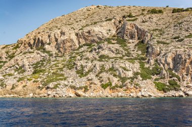 Symi adasının kıyısı boyunca tekne gezisi