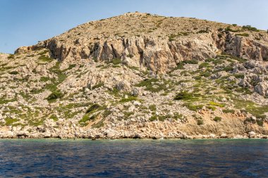 Symi adasının kıyısı boyunca tekne gezisi