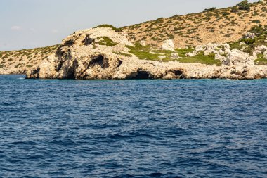 Symi adasının kıyısı boyunca tekne gezisi