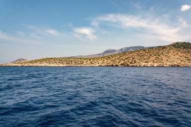 Symi adasının kıyısı boyunca tekne gezisi