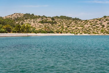 Symi adasının kıyısı boyunca tekne gezisi