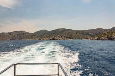 Symi adasının kıyısı boyunca tekne gezisi