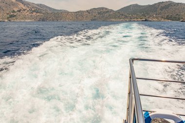 Symi adasının kıyısı boyunca tekne gezisi