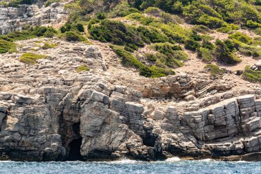 Symi adasının kıyısı boyunca tekne gezisi