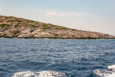 Symi adasının kıyısı boyunca tekne gezisi