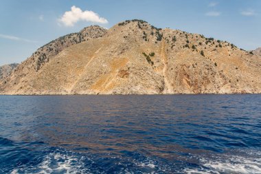 Symi adasının kıyısı boyunca tekne gezisi