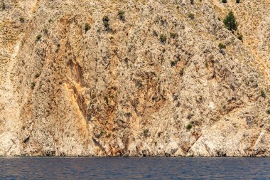 Symi adasının kıyısı boyunca tekne gezisi