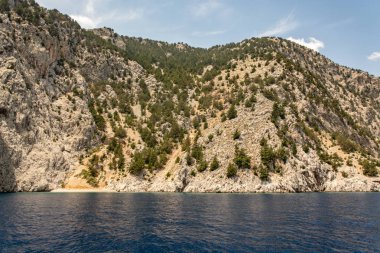 Symi adasının kıyısı boyunca tekne gezisi