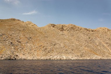 Symi adasının kıyısı boyunca tekne gezisi