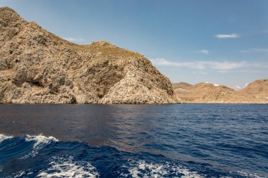 Symi adasının kıyısı boyunca tekne gezisi