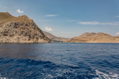 Symi adasının kıyısı boyunca tekne gezisi