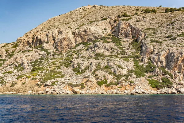 シミ島の海岸に沿ったボート旅行 — ストック写真