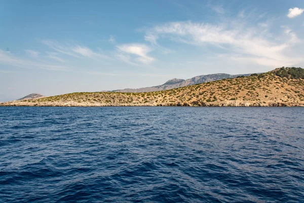 Symi adasının kıyısı boyunca tekne gezisi