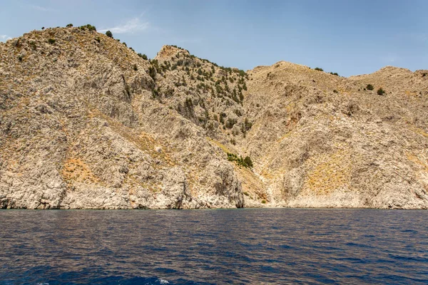 Gita in barca lungo la riva dell'isola di Symi — Foto Stock