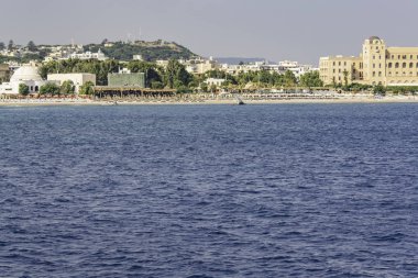 Aeg bir gemide yürürken Rodos adasının manzarası