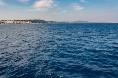 Aeg bir gemide yürürken Rodos adasının manzarası