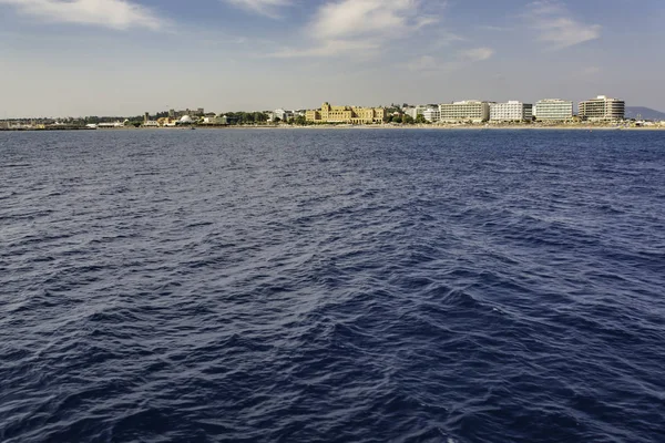 Utsikt över ön Rhodos medan du går på ett fartyg på AEG — Stockfoto