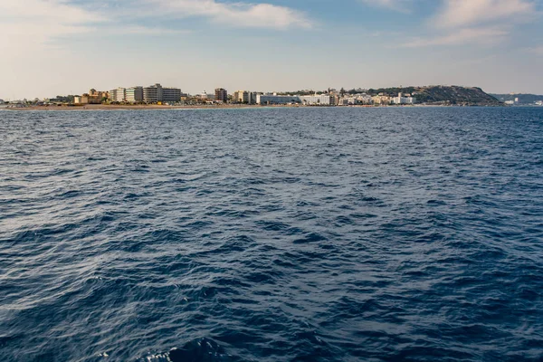 Vistas da ilha de Rodes enquanto caminhava em um navio no Aeg — Fotografia de Stock