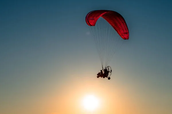 Paraglider Svävar Skyn — Stockfoto