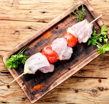 Şiş üzerinde sinirli soğan ve baharat etli Marine