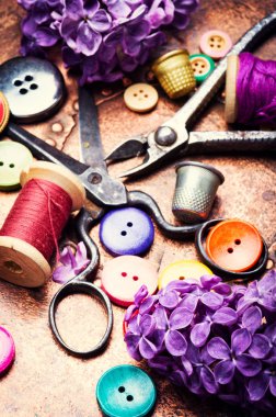 Dikiş düğmeleri, konu ve makas kümesi. Dikiş aksesuarları.