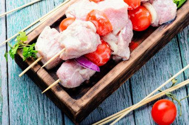 Şiş üzerinde sinirli soğan ve baharat etli Marine