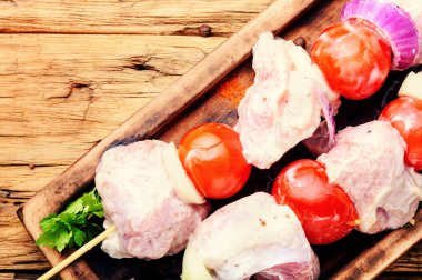 Şiş üzerinde sinirli soğan ve baharat etli Marine