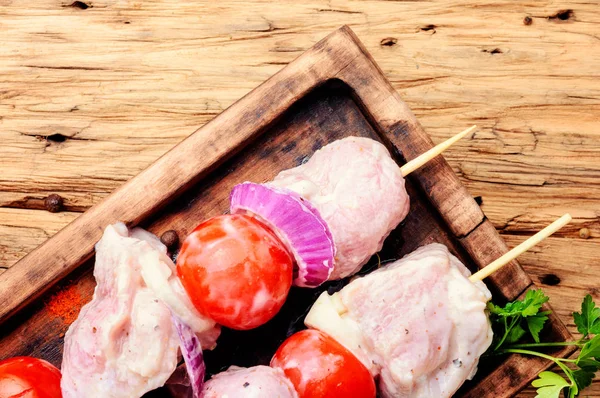 Şiş üzerinde sinirli soğan ve baharat etli Marine