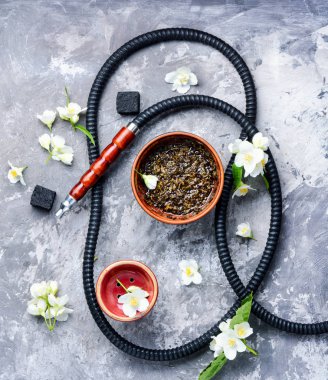 Yasemin çiçek kokulu duman nargile. Shisha kavramı. Modern nargile
