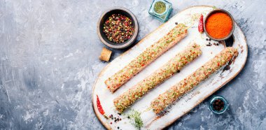 Çiğ Türk geleneksel yemek et kebabı otlar ve baharatlar