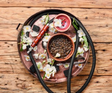 Yasemin çiçek kokulu duman nargile. Shisha kavramı. Modern nargile