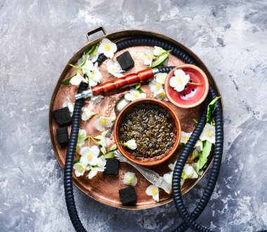 Yasemin çiçek kokulu duman nargile. Shisha kavramı. Modern nargile