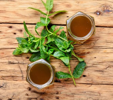 Aromatik şifalı reçel dan taze nane yaprakları. Nane jöle