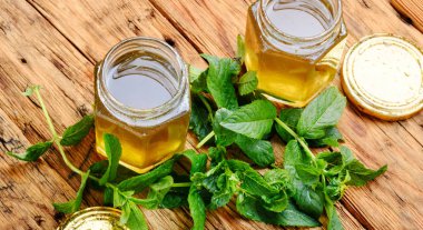 Aromatik şifalı reçel dan taze nane yaprakları. Nane jöle