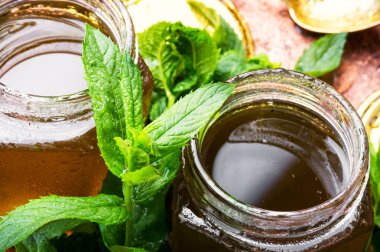 Aromatik şifalı reçel dan taze nane yaprakları. Nane jöle