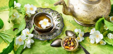 Yasemin çiçekleri çay ile oryantal çay seti. Yeşil çay