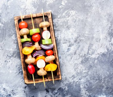 Şiş üzerinde taze sebze gelen ham diyet kebap. Izgara sebze. Amerikan mutfağı.