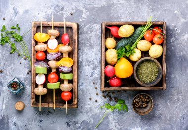 Şiş üzerinde taze sebze gelen ham diyet kebap. Izgara sebze. Amerikan mutfağı.